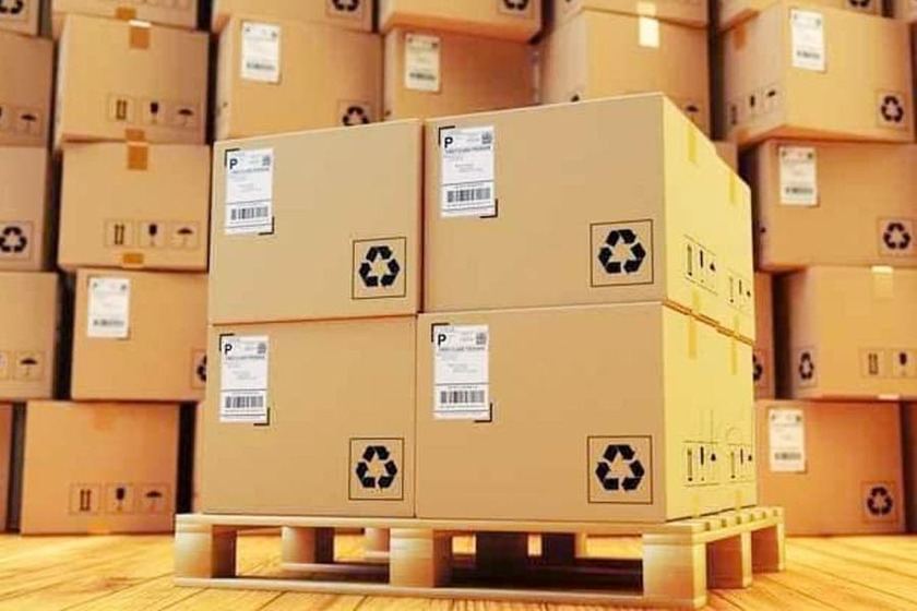 Đóng gói hàng hóa gửi đi nước ngoài với thùng carton